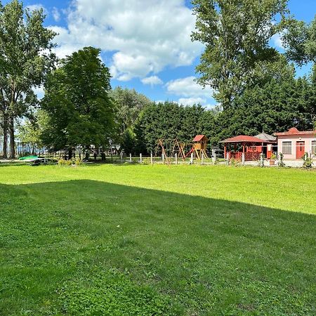 Lelle Beach Club Balatonlelle Esterno foto
