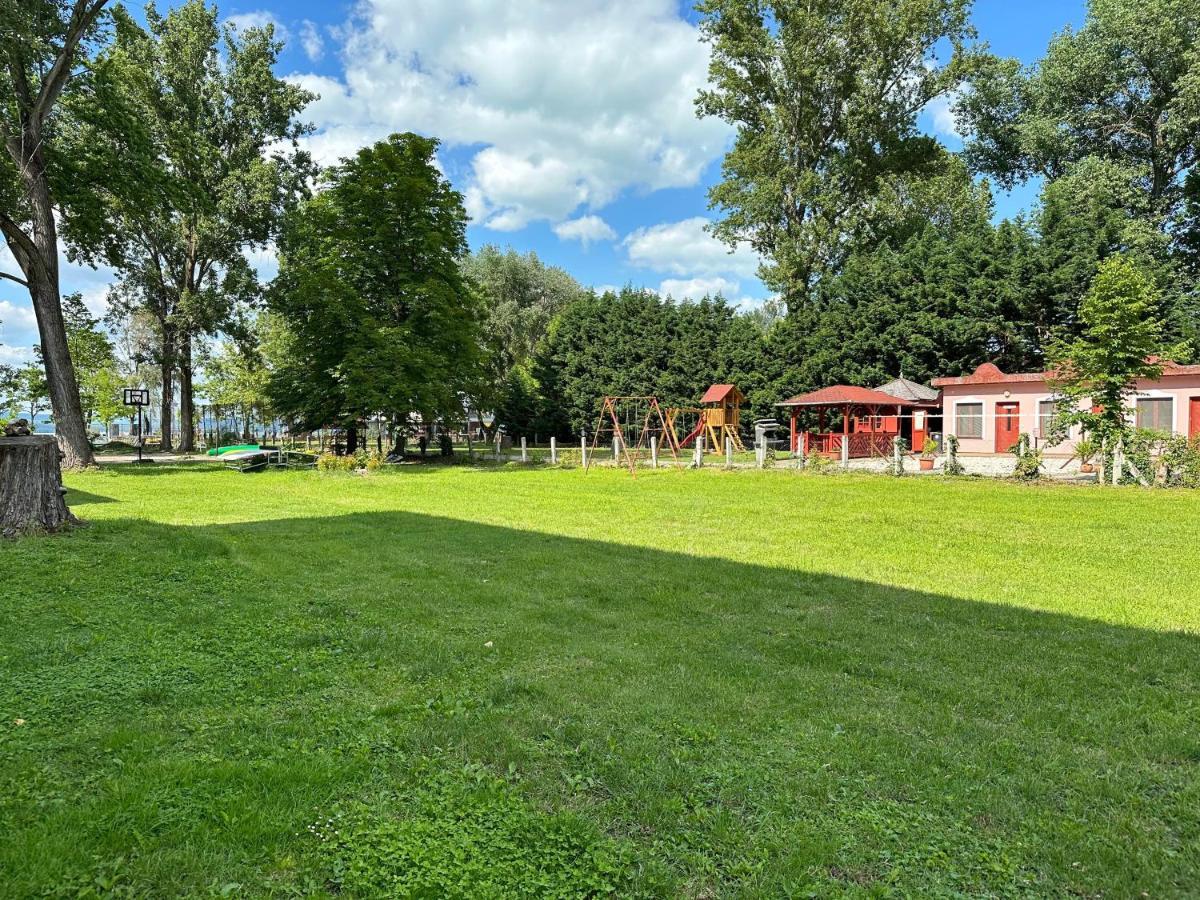 Lelle Beach Club Balatonlelle Esterno foto